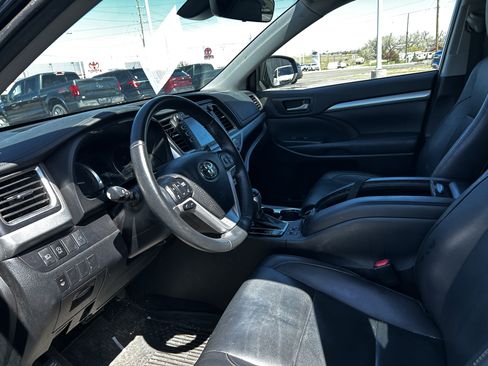 Used 2019 Toyota Highlander XLE AWD/4WD image 10