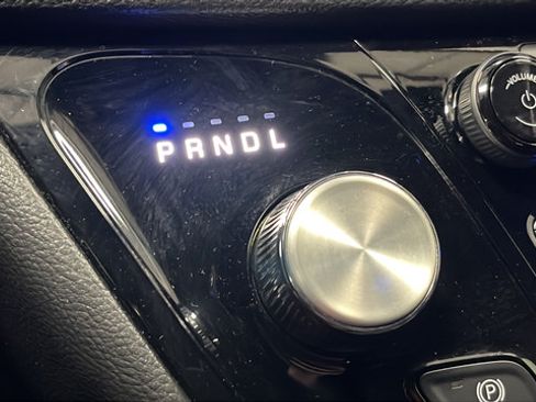 Used 2024 Chrysler Pacifica Limited FWD image 18