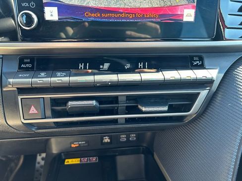 Used 2025 Toyota Camry SE image 15