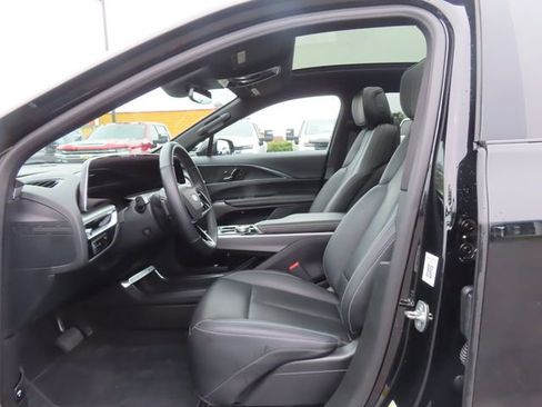 Used 2024 Cadillac Lyriq Luxury AWD/4WD image 15