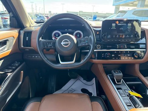 Used 2024 Nissan Pathfinder Platinum w/ Black Appearance Package image 17