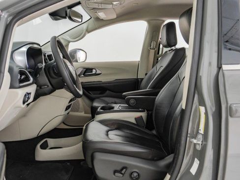 Used 2022 Chrysler Pacifica Touring-L image 24