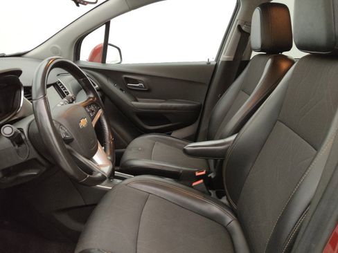 Used 2019 Chevrolet Trax LT w/ LT Convenience Package FWD image 17