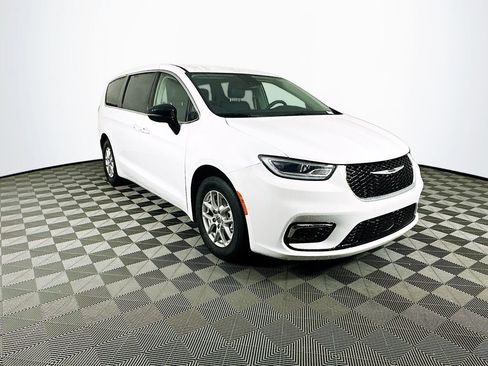 Certified 2024 Chrysler Pacifica Touring-L image 2