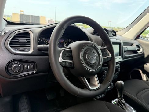 Used 2021 Jeep Renegade Latitude FWD image 10