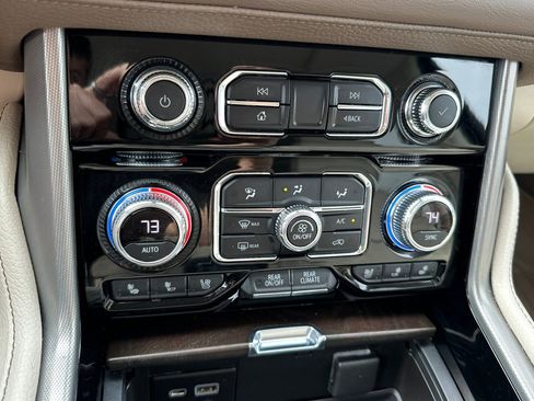 Used 2021 GMC Yukon Denali w/ Denali Premium Package image 28