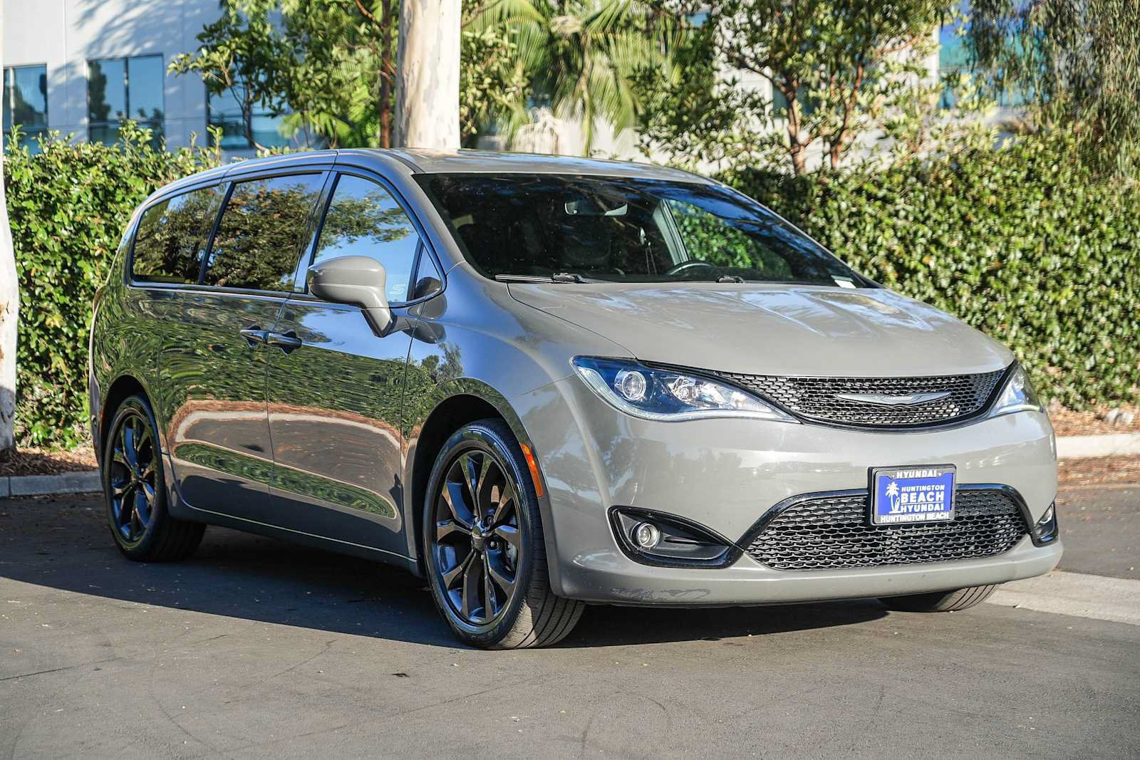 Used 2020 Chrysler Pacifica Touring w/ S Appearance Package FWD image 5