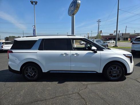 Used 2025 Kia Carnival SX FWD image 9