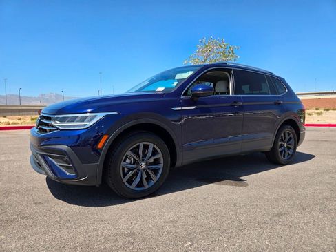 Certified 2023 Volkswagen Tiguan SE w/ Panoramic Sunroof Package FWD image 3