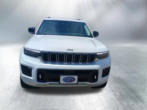 Used 2023 Jeep Grand Cherokee Overland w/ Luxury Tech Group IV AWD/4WD image 9