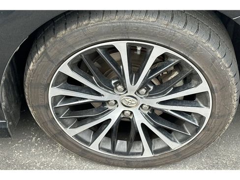Used 2019 Toyota Camry SE FWD image 4
