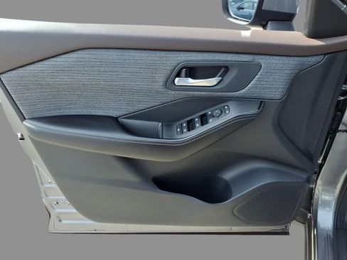 Used 2023 Nissan Rogue SV image 16