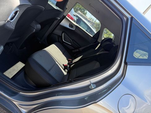 Used 2025 Kia Soul LX w/ LX Technology Package FWD image 36
