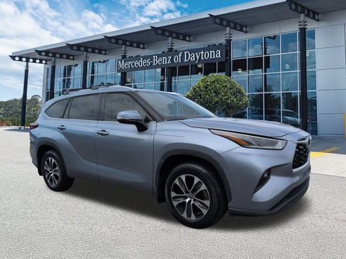 Used 2021 Toyota Highlander XLE image 2