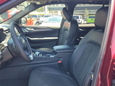 New 2025 Jeep Grand Cherokee Altitude image 15