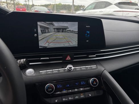 Used 2025 Hyundai Elantra SEL image 30