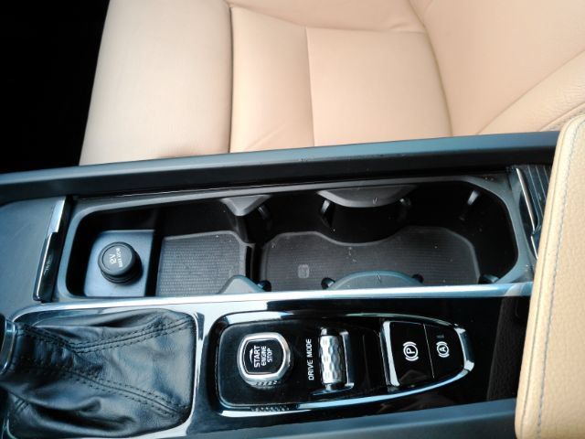 Used 2019 Volvo XC60 T5 Momentum w/ Premium Package FWD image 48