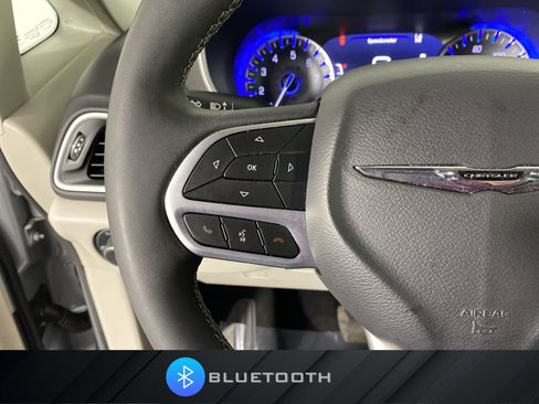 Used 2024 Chrysler Pacifica Touring-L image 22