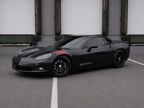 Used 2006 Chevrolet Corvette Coupe w/ Preferred Equipment Group RWD image 3