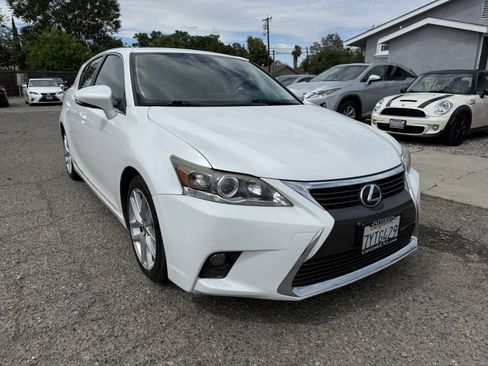 Used 2017 Lexus CT 200h w/ Navigation System Package image 3