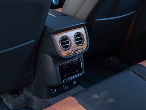 Used 2023 Bentley Bentayga image 44