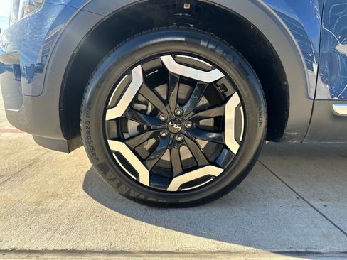 Used 2023 Kia Telluride EX w/ EX Captain's Chair Package image 28