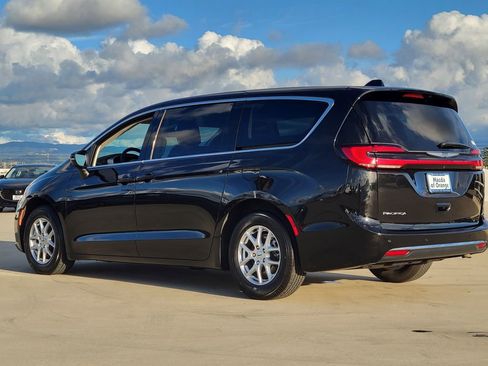 Used 2023 Chrysler Pacifica Touring-L image 2