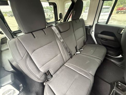 Used 2018 Jeep Wrangler Unlimited Sahara AWD/4WD image 8