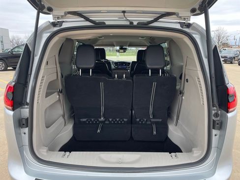 Used 2023 Chrysler Pacifica Touring-L FWD image 15