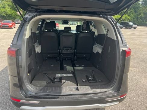 Used 2023 Kia Carnival LX FWD image 7