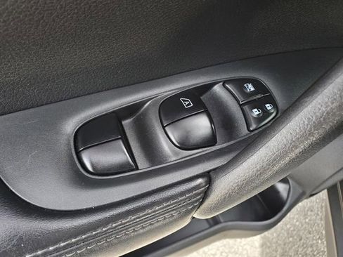 Used 2018 Nissan Rogue S image 11