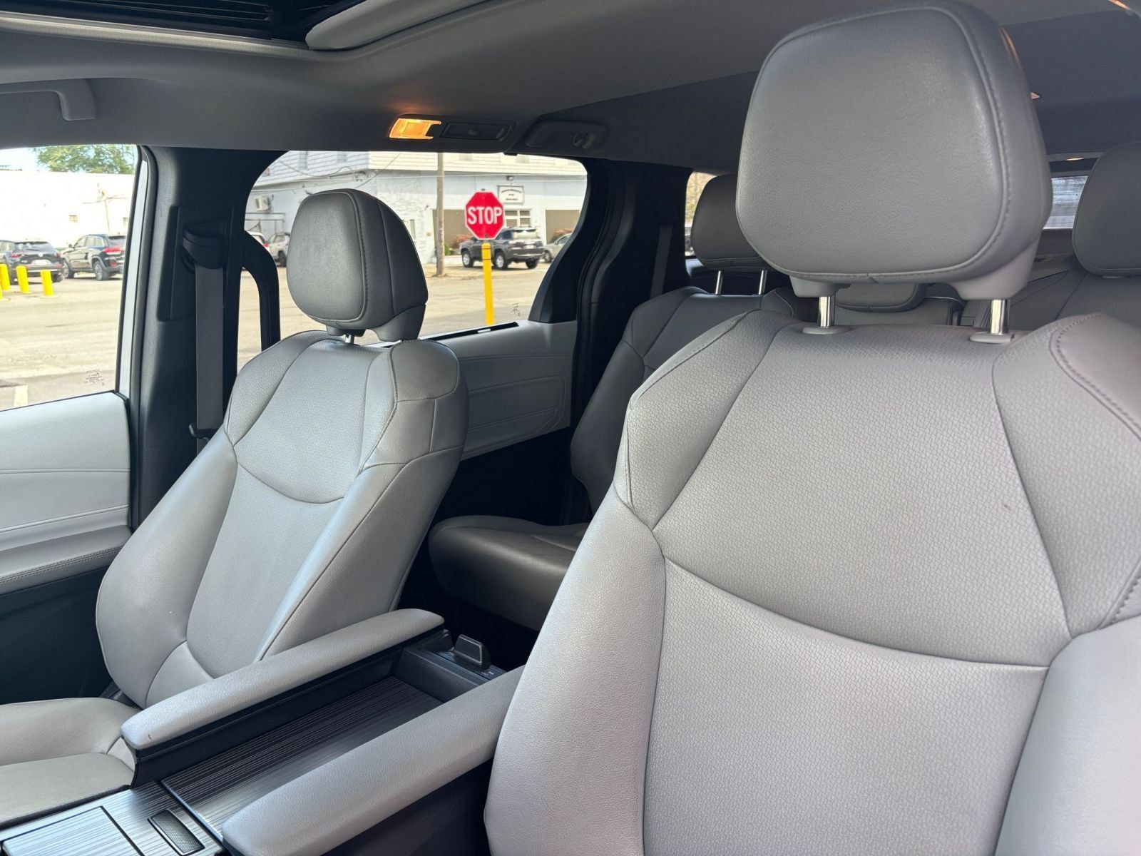 Used 2025 Toyota Sienna XLE FWD image 37
