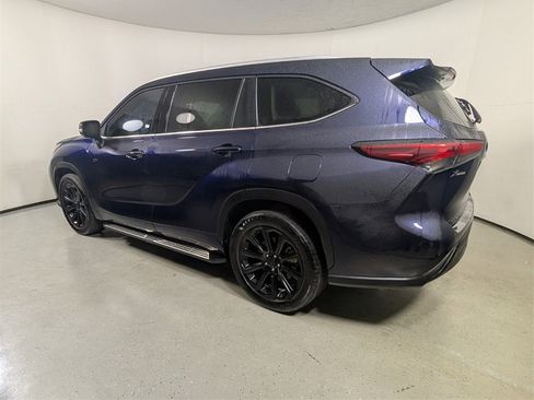 Used 2022 Toyota Highlander XLE image 5