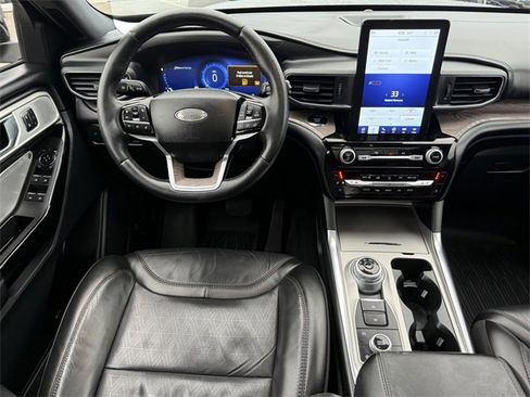 Certified 2022 Ford Explorer Platinum w/ Equipment Group 601A image 8