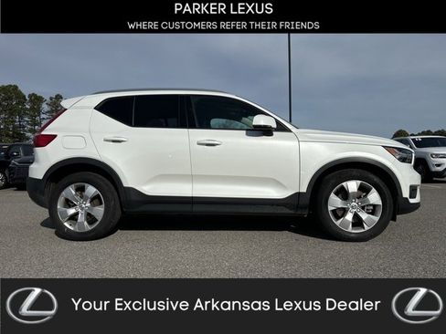 Used 2021 Volvo XC40 T5 Momentum w/ Premium Package image 1