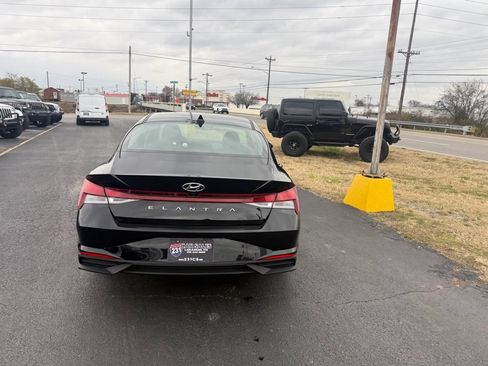 Used 2021 Hyundai Elantra SEL w/ Convenience Package image 4