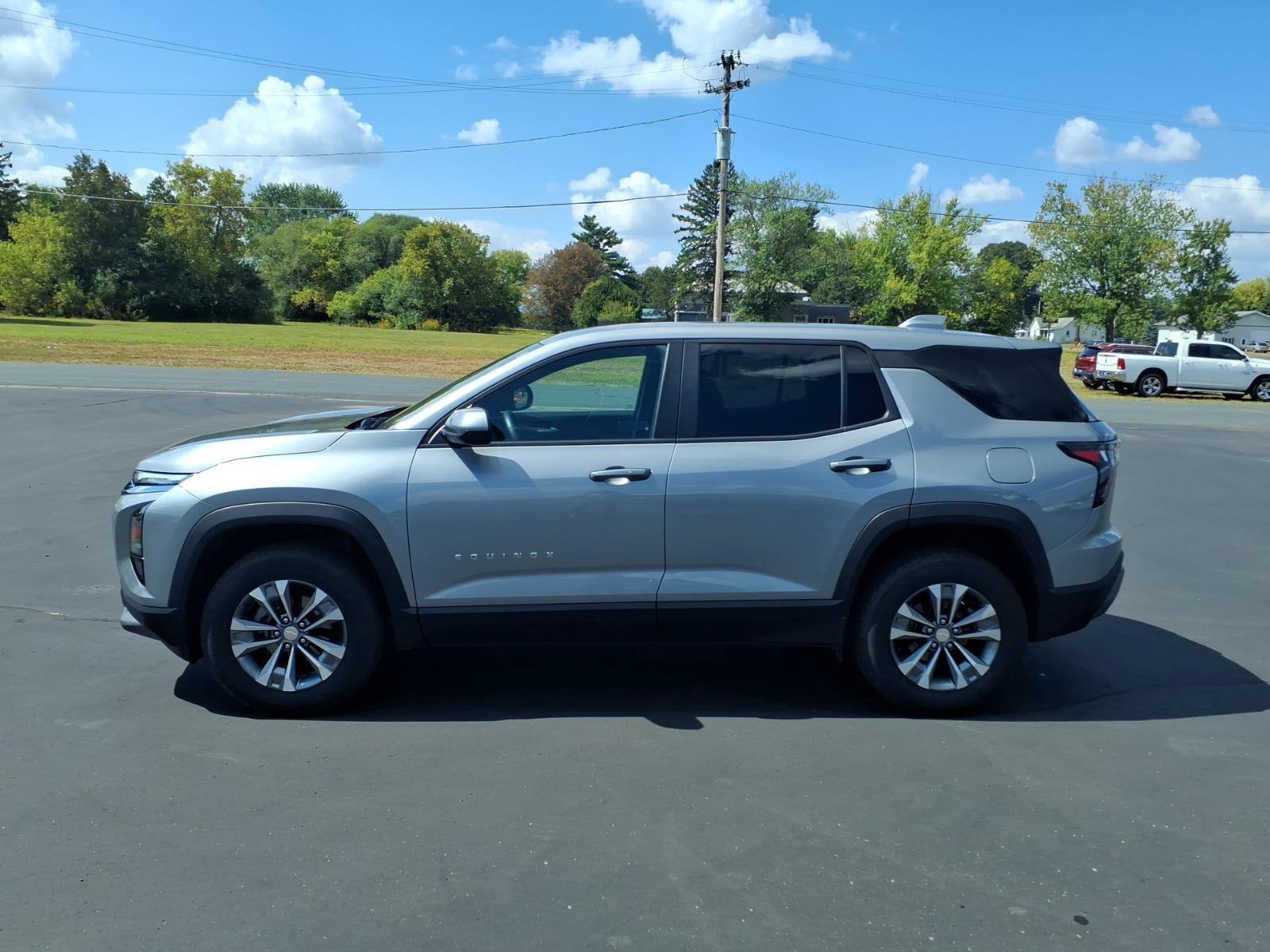 Used 2026 Chevrolet Equinox LT AWD/4WD image 2
