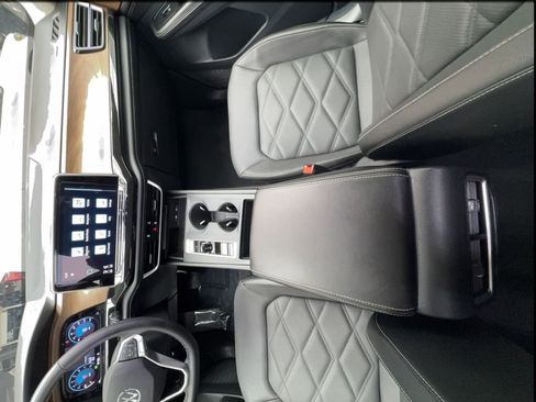 Used 2025 Volkswagen Atlas SE FWD image 34