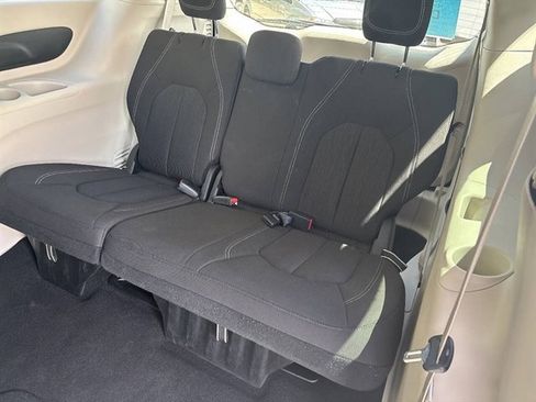 Used 2023 Chrysler Voyager LX FWD image 10