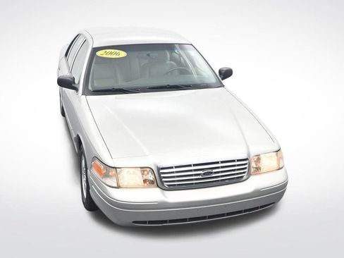 Used 2006 Ford Crown Victoria LX RWD image 25