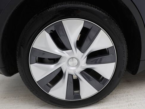 Used 2024 Tesla Model Y Long Range image 9