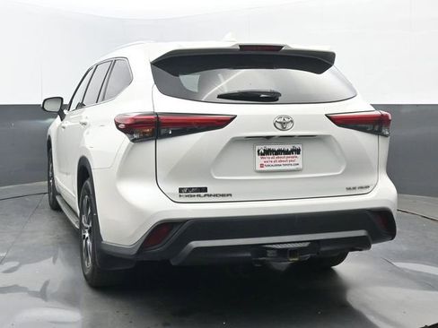Used 2021 Toyota Highlander XLE image 4