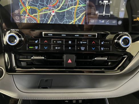 Used 2021 Toyota Highlander Limited AWD/4WD image 21