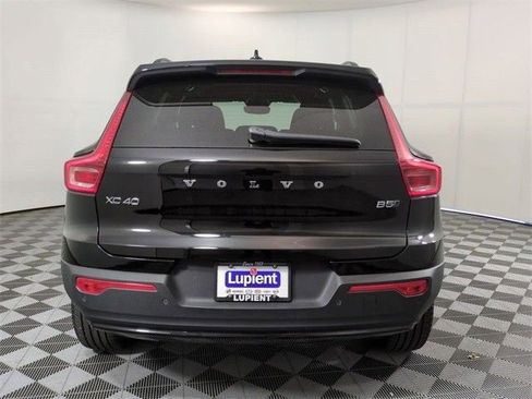 Used 2023 Volvo XC40 B5 Plus image 5