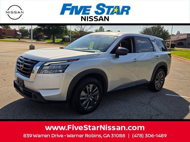 Used 2024 Nissan Pathfinder S FWD image 3