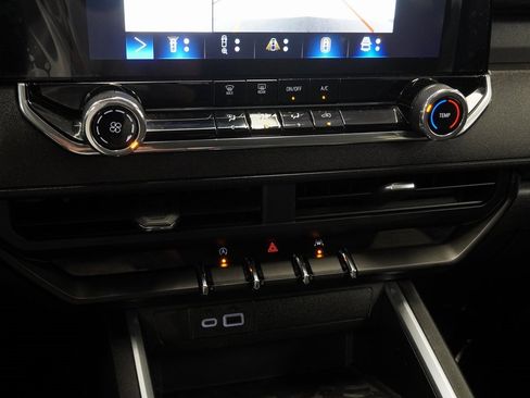 Used 2023 Chevrolet Colorado Trail Boss w/ Technology Package image 32