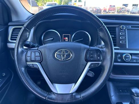 Used 2019 Toyota Highlander XLE FWD image 25