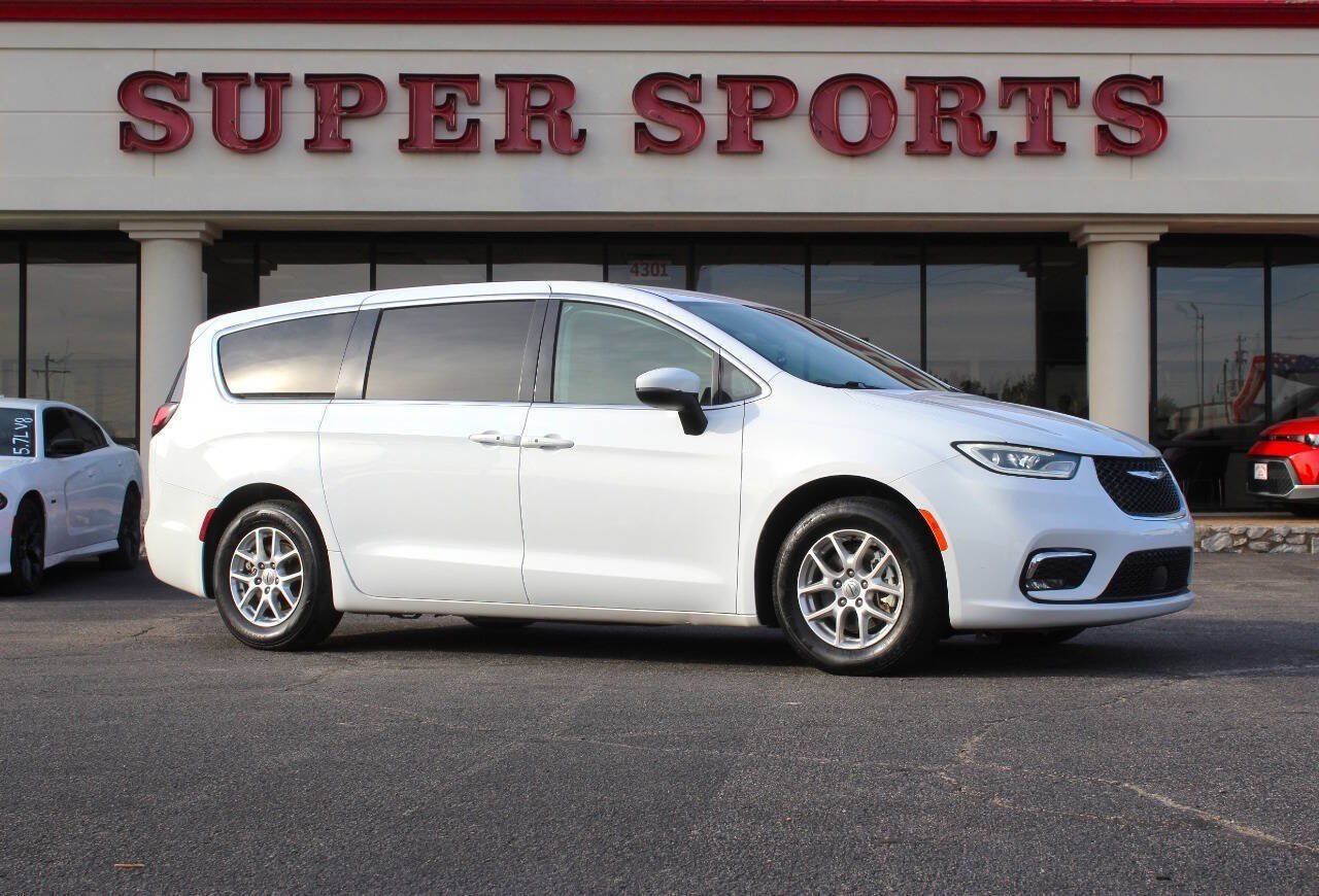 Used 2025 Chrysler Pacifica Select FWD image 1