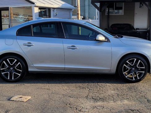 Used 2017 Volvo S60 T5 Dynamic image 5
