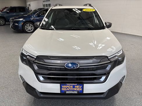 Used 2025 Subaru Forester Premium AWD/4WD image 2